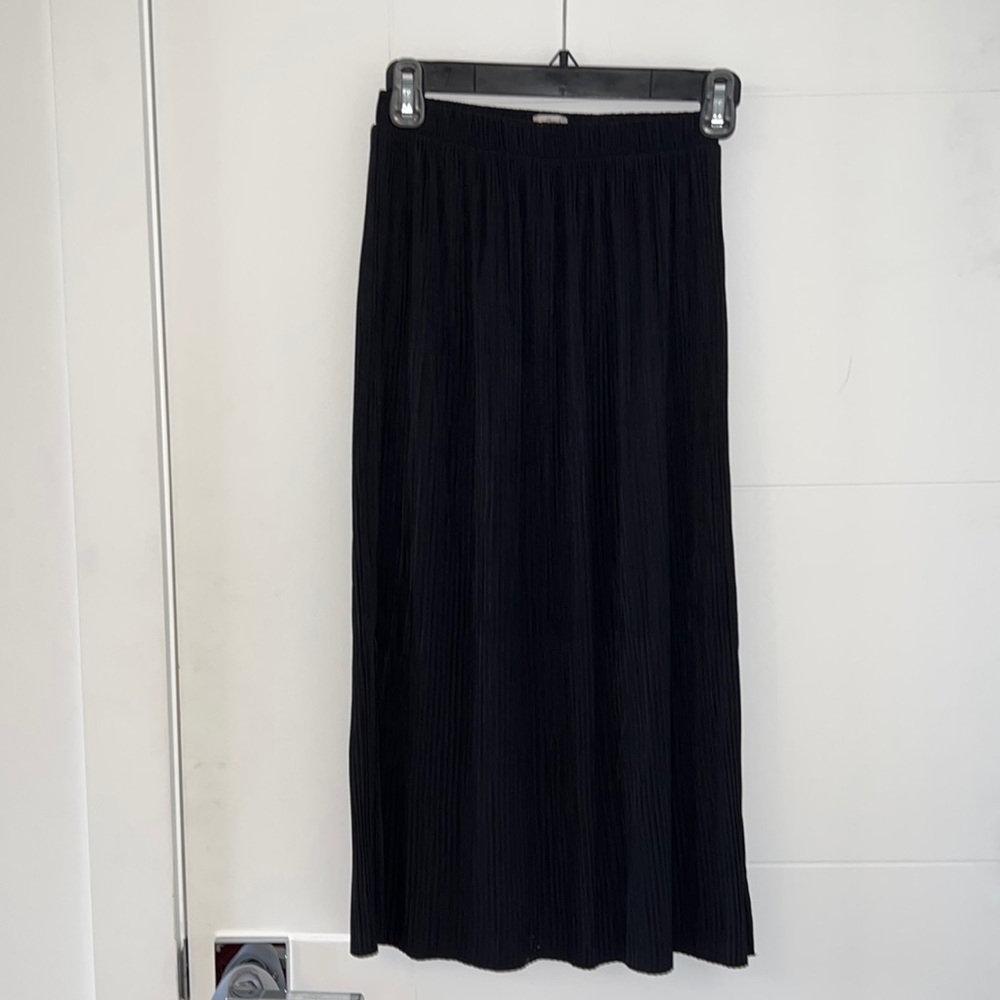 Aritzia midi pleated black skirt size XS